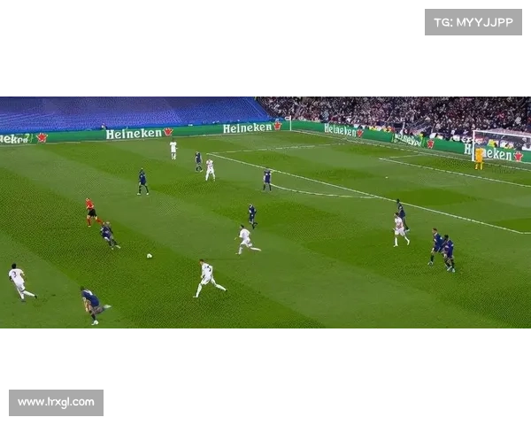 维尼修斯捐建巴西贫民窟足球场点燃希望 感动无数民众 维尼修斯捐建巴西贫民窟足球场点燃希望 感动无数民众